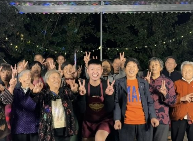 'High-Heeled Secretary' Transforms Rural Life with Elderly Villagers