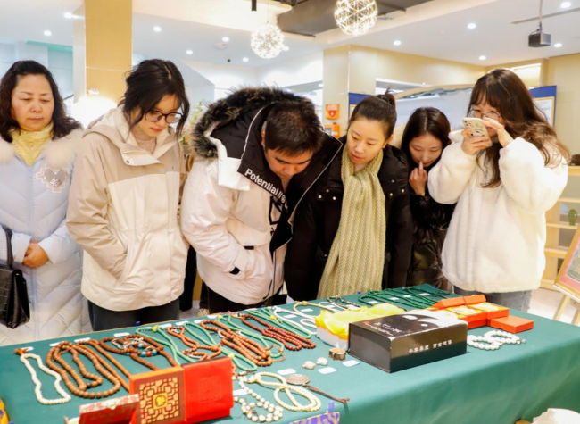 Chongqing's Chamdo Exhibition Offers Immersive Tibetan Culture with Kham Costume Highlights