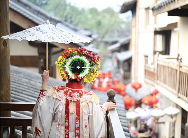 Chongqing's 'Head-Pinned Flowers Street' Finds Harmony Between Tourism, Tradition