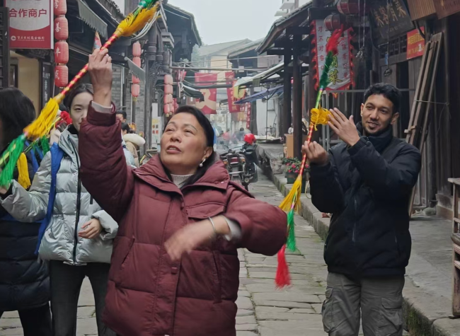 International Students Intrigued by Chongqing's Ancient Town