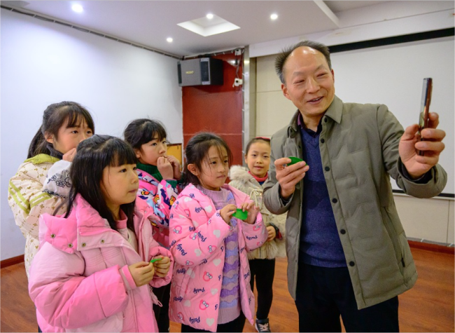 Chongqing Rural Teacher Brings Joy to Children Through Playing the Leaf | Locals