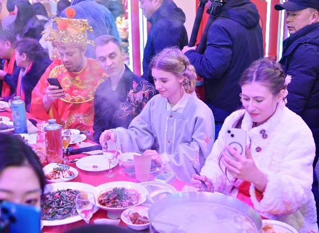 Overseas Bloggers Immerse in Spring Festival Atmosphere at '360 Bowls of Chongqing Flavors' Food Street