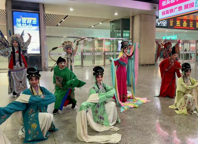 Chongqing Sees Surge in Travel as Spring Festival Rush Begins