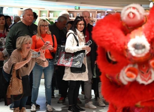 Allure of Spring Festival and New Visa Policy Attract Foreign Visitors to See the Real China
