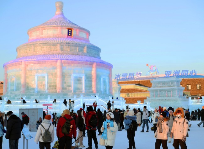 Chinese Tourists Delve into Novel Spheres, Embrace Thrills