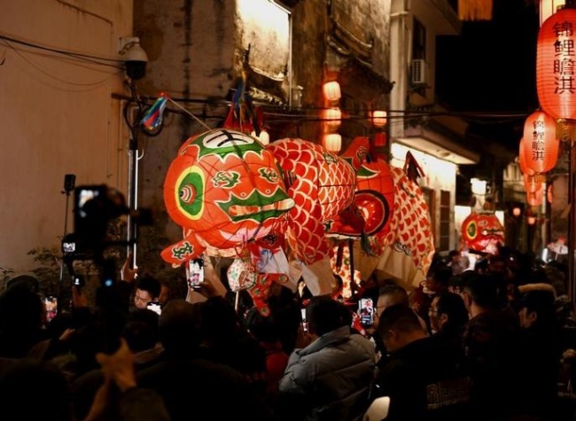Chinese Tourists Rediscover Ancient Cultural Marvels During Spring Festival