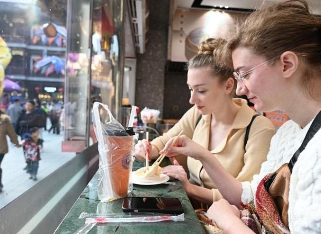 Foreign Visitors Experience China's Improved Mobile Payment Environment over Spring Festival