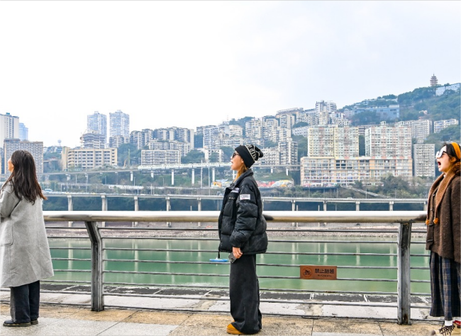 Tourists Flock to 'Swallow the Train' at Liziba—A New Photo Trend in Chongqing | Pic Story