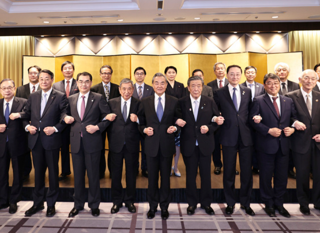 Wang Yi Meets Japan-China Friendship Groups to Enhance Ties