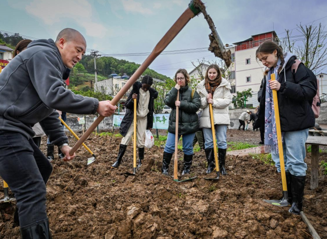 Int'l Students Experience China's Farming Traditions in Chongqing