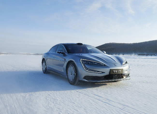 BYD Unveils Yangwang U7 with World-First 'Crab Walk' Feature and Advanced Wheel Control Technology