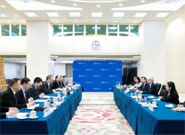 Chinese Commerce Minister Meets With Apple CEO Tim Cook