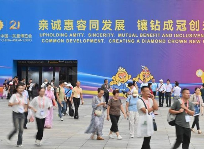 Chinese Ambassadors Upbeat About Prospects of Relations with Neighboring Countries