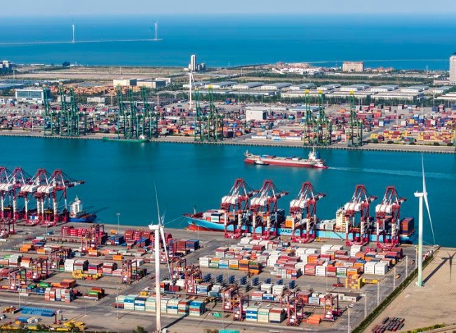 China Draws Foreign Investment as 'Oasis of Certainty'