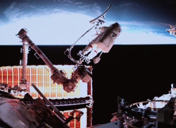 China's Shenzhou-19 Spaceship Separates from Space Station Combination