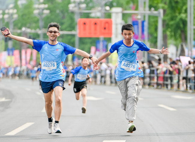 2025 Chongqing Children's Day Color Run Lights Up Nanbin Road
