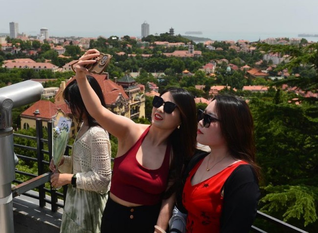 Graduation Season Spurs Student Spending Boom in China