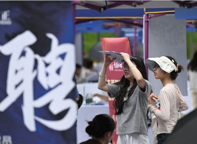 Job Fair Sheds Light on Career Choices Facing Chongqing Graduates