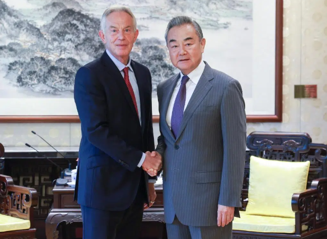 Chinese FM Meets Former British PM