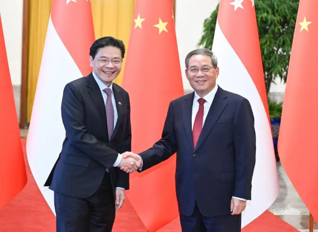 Chinese Premier Holds Talks with Singaporean PM