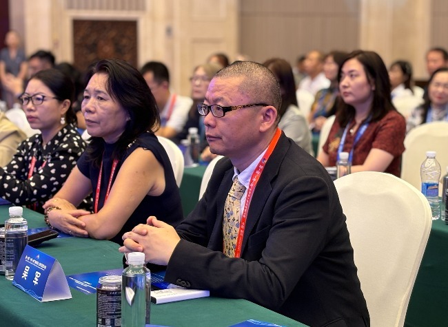 Overseas Chinese Explore Ties and Cooperation, Drawn by Chongqing's Hot Pot and 8D Skyline