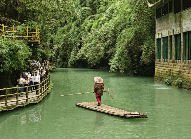 Pengshui Showcases Rural Revitalization to Foreign Diplomats