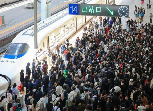 China's Railway Passenger Traffic Hits New Record in H1