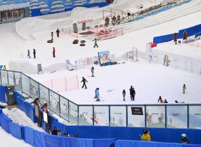 Heatwaves Ignite China's Indoor Economy: Skiing, Surfing, and Nighttime Museum Visits Trend This Summer