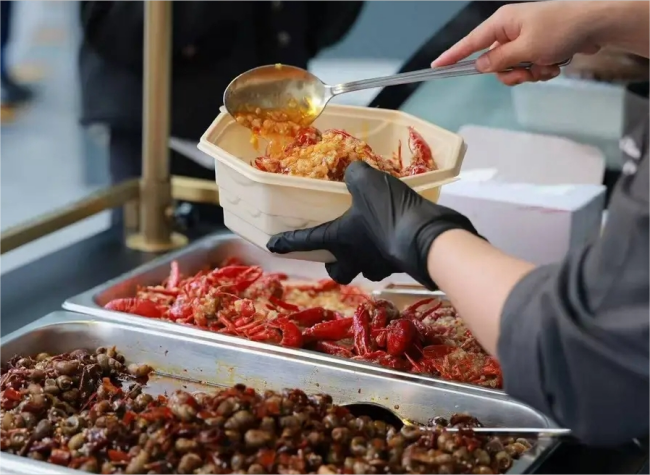 Chongqing's Luxury Hotels Go Popular with Crowd-Pleasing Affordable Eats