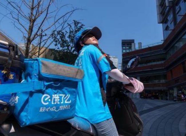 Chongqing Provides Cool Relief for Delivery Riders amid Scorching Heat
