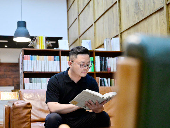 Chongqing's Characteristic Bookstores Vitalize the City's Culture