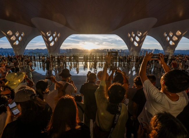 Chongqing East Railway Station Emerges as the City's Newest Photogenic Landmark
