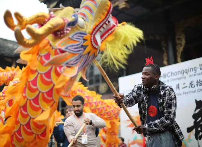 Nigerian Student Joins Int'l Dragon Dance Team in Chongqing