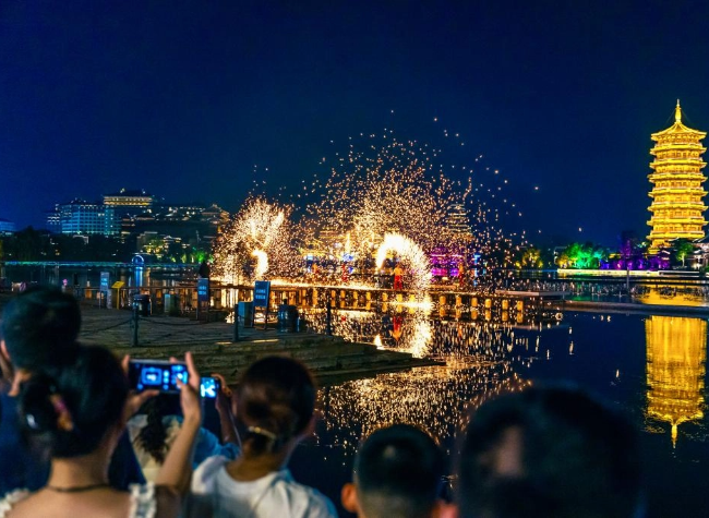 Economic Watch: Scorching Heat Fuels China's Booming Nighttime Tourism