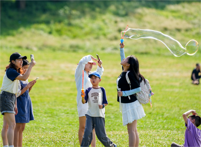 Chongqing's Fairy Mountain Turns Summer Breezes into Booming Business
