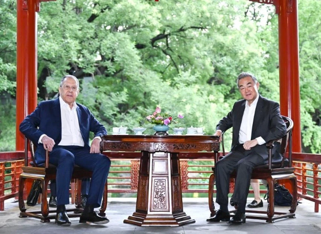 Chinese FM Meets Russian Counterpart on SCO Cooperation