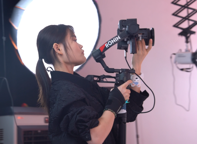 Dancing With Cameras: Skilled Operators Behind China's Group Live Streaming Craze