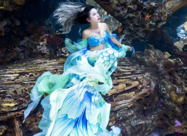 Be A Mermaid: Young People Dive Underwater to Escape Summer Heat