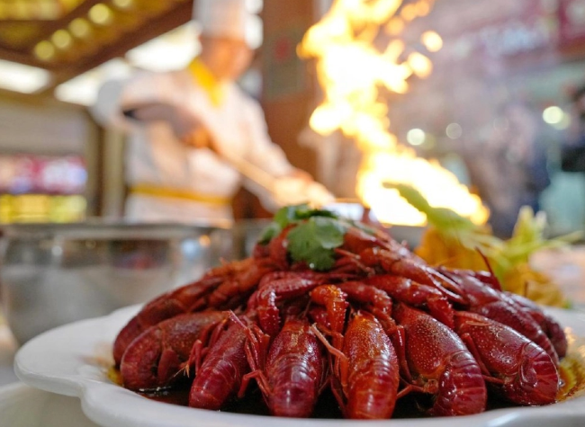 Decline of Crayfish Restaurants Marks Shift in China's Nighttime Dining Scene