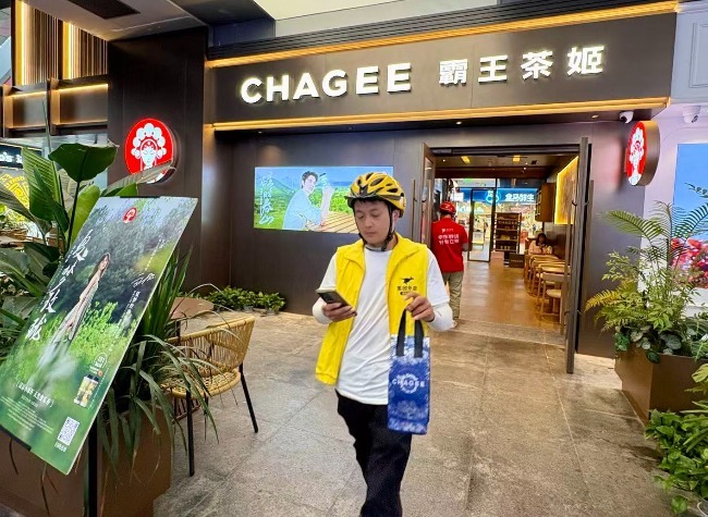 China's Food Delivery Giants Post Heavy Profits Drop as Subsidy Battle Intensifies