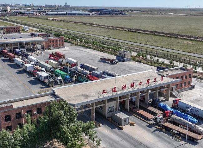 Economy & Life | China-Mongolia Border Traffic Surges at Erenhot
