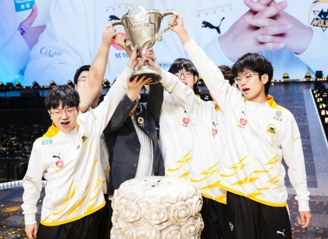 Chongqing Wolves Spark Esports Boom with Six Titles and 200,000 Fans
