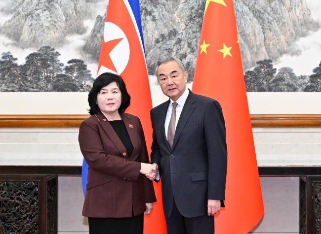 Chinese FM Holds Talks With DPRK FM