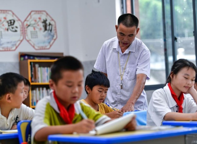 Chinese Government to Employ 7,000 Retired Teachers to Work in Rural Areas