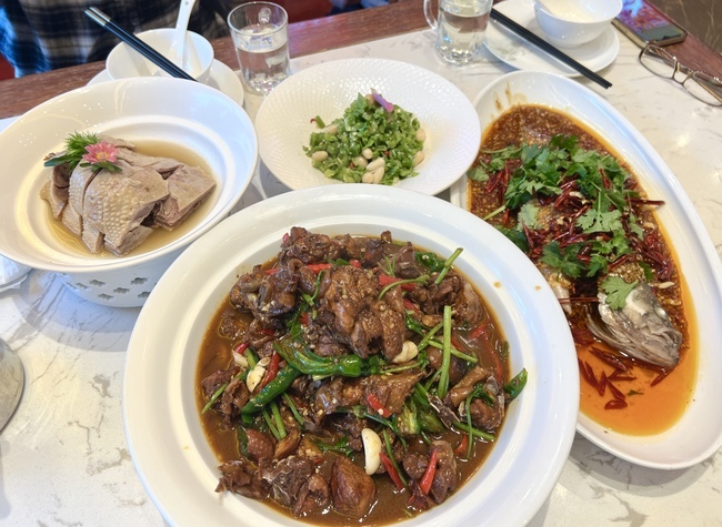 Xuzhou at Double Holiday: Friend Reunion, Shared Meals, and an Aging City | Reporter's Diary