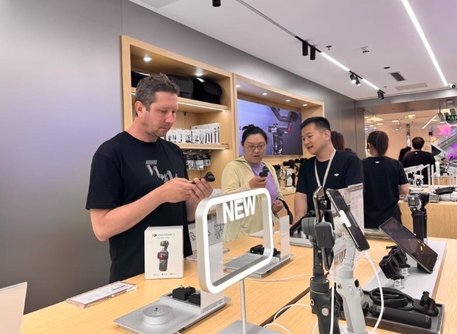 Foreign Visitors Snap Up Chinese Tech Products