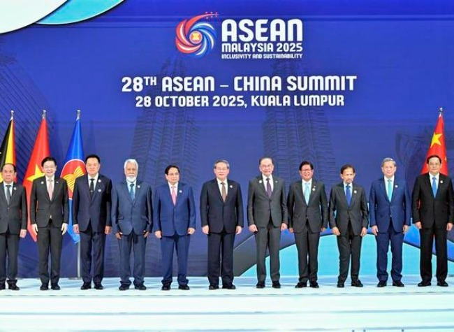 Chinese Premier Urges Joint Efforts with ASEAN to Fend Off External Disruptions