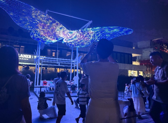 Shanghai's Holiday Boom: Culture, Lights, and a New Kind of Commerce | Reporter's Diary