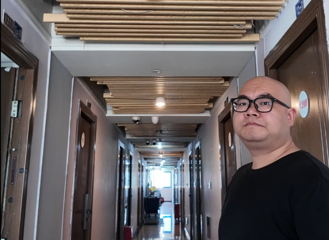 Kind Chongqing Innkeeper Offers Free Stay for Those In Need