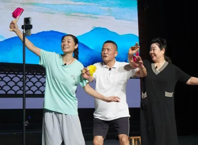 Chongqing's Liangshan Lantern Opera Competes for National Art Award After 24 Years